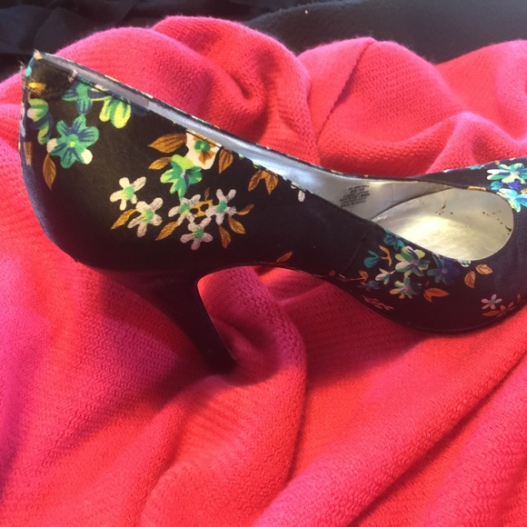 JESSICA SIMPSON Silk Fabric Floral Heels ON SALE - Picture 3 of 6
